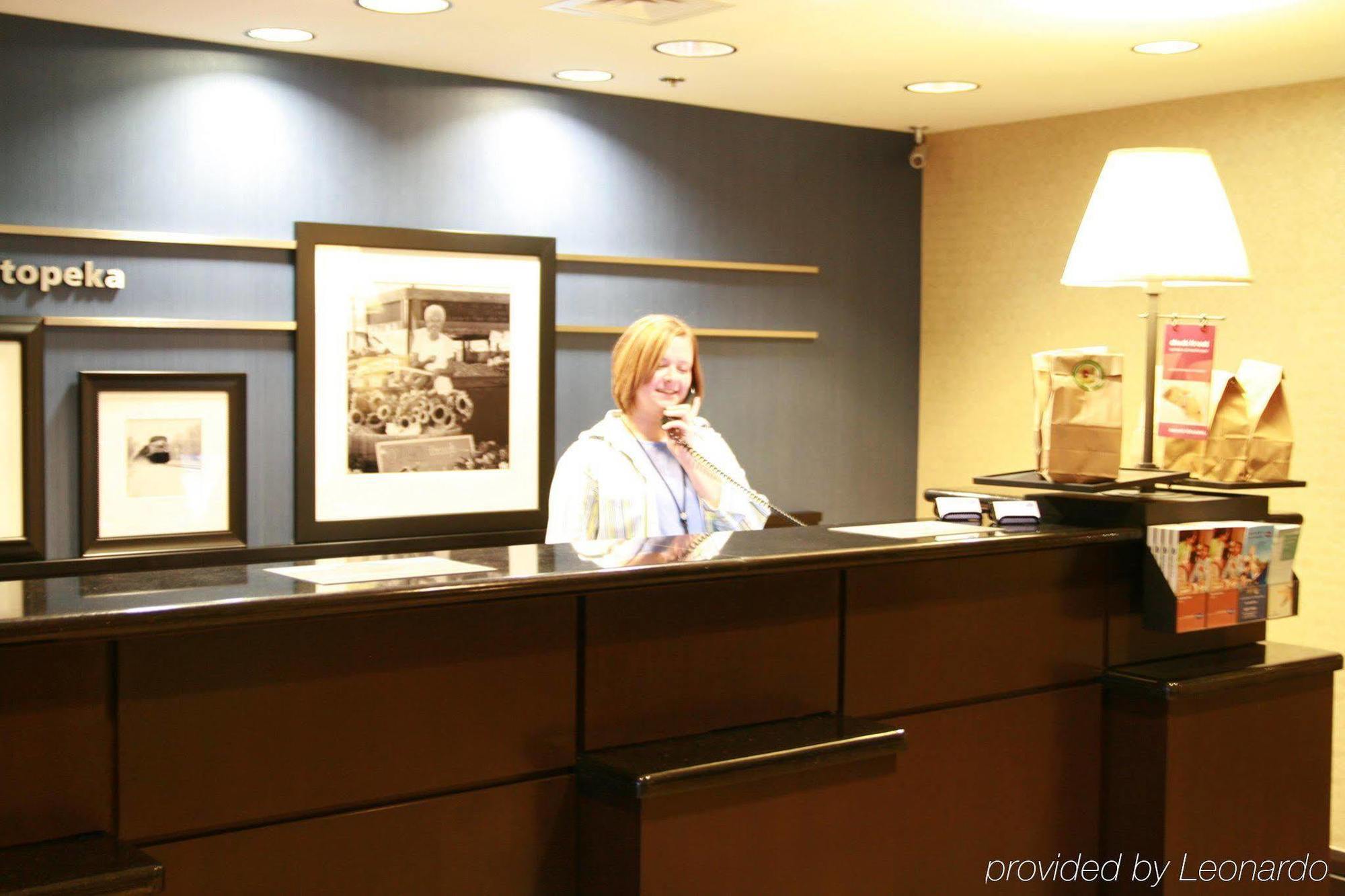 Hampton Inn Topeka Beltér fotó