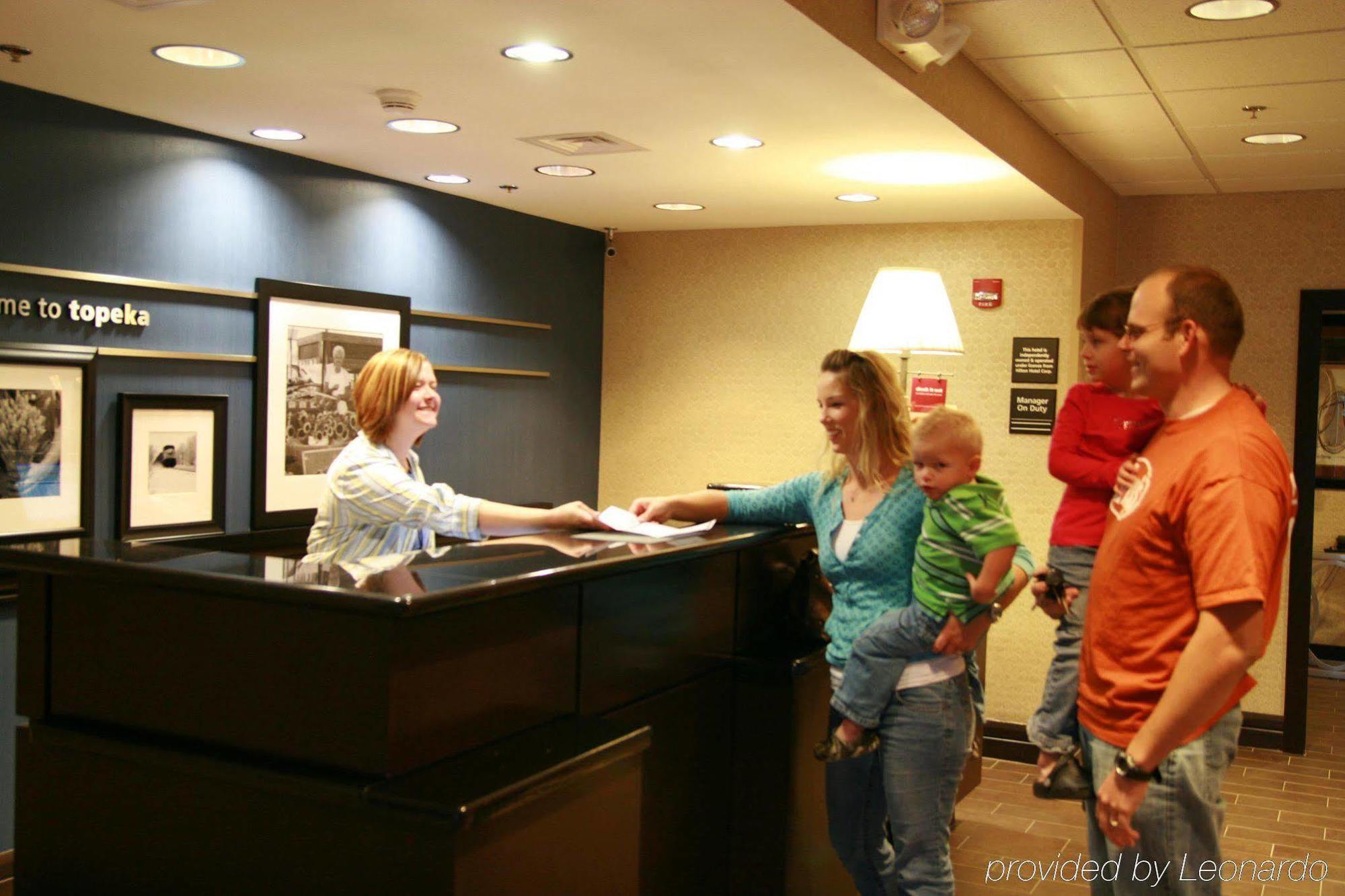 Hampton Inn Topeka Beltér fotó
